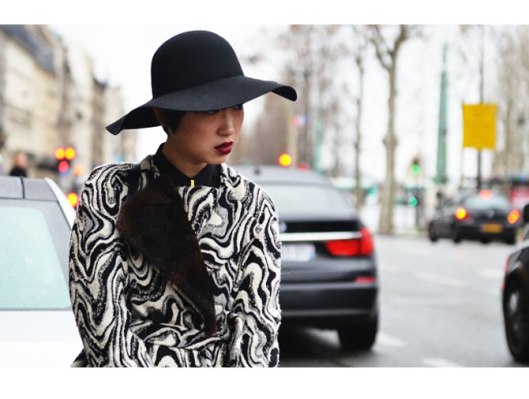 tendencia-preto-e-branco-look-street-style-casaco-de-pele